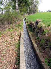 Waalwege dienen dem Wassertransport aus den Bergen zu den Obstplantagen. Waalweg, Südtirol, Schenna, Waal, Waalweg, Italien, Europa