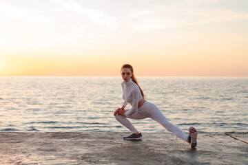 Fototapeta na wymiar Image of redhead focused sportswoman doing exercise while working out
