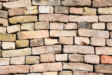 Fototapeta premium gestapelte hellgelbe Ziegelsteine - ohne Mörtel 