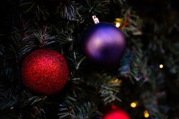 Obraz na płótnie Canvas Beautiful christmas tree with vintage decorations