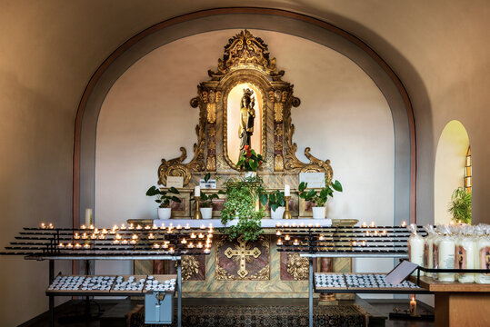 Deutschland;  Die  " Schwarze Madonna ", K&ouml;nigin des Friedens, ist eine Marienskulptur in der Karmeliterkirche St. Josef zu Beilstein, an der Mosel.