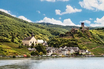 Fototapeta na wymiar Deutschland; Blick über die Mosel auf den Wallfahrtsort Beilstein. Panoramaansicht