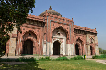 Obraz premium A mesmerizing view of architecture of main tomb at old fort from side lawn.