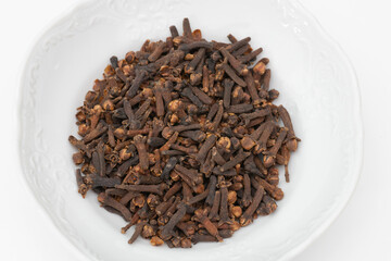 seasoning cloves in a white cup