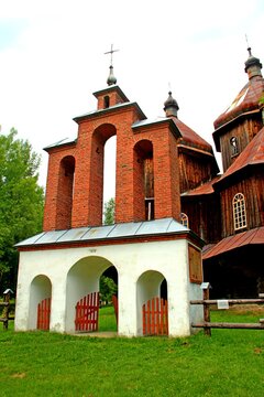 Bystre, Parafia, Kości&oacute;ł, Pomnik, Krzyż 