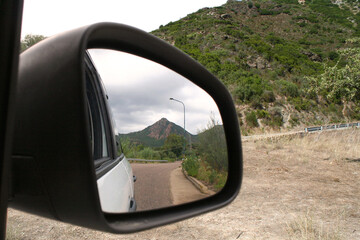 Fototapeta premium Urlaub mit dem Auto durch die Natur, Roadtrip im Sommer