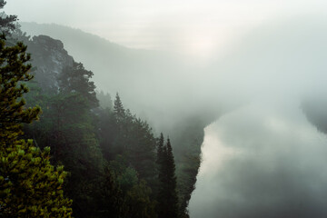 Blick auf die malerische Landschaft vom Berg bis zum Flusstal. © Anna