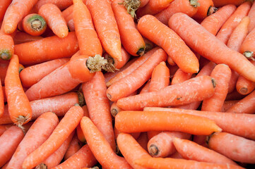 a heap of organic carrots in the market

