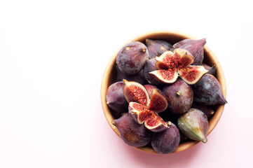 Ripe figs in a wooden bowl. Copy space. Flat lay
