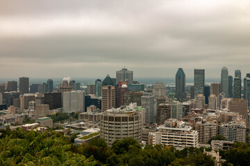 Obraz premium Montreal skyline view from the popular Mont Royal Lookout