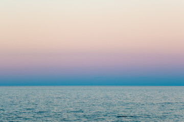 Vista minimalista del mare adriatico calmo che si incontra con il cielo al tramonto