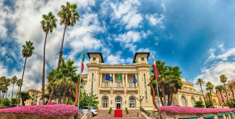 Photo sur Plexiglas Ligurie Facade of the scenic Sanremo Casino with palms and flowers