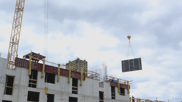 Construction of a panel house with a crane. 