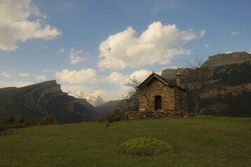 Fototapeta na wymiar Farmer's house in the Spanish Pyrenees