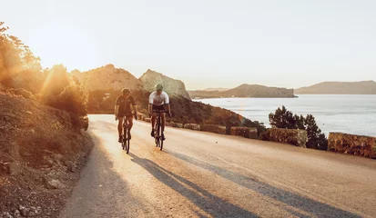 Rolgordijnen Twee professionele mannelijke wielrenners die & 39 s ochtends samen op hun racefiets rijden © fotofabrika