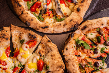 Tris di pizze gourmet fotografate dall'alto