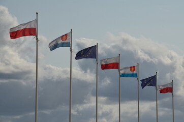 flaga Polski , flagi ,banderą, niebo, blękit, czerwień, symbol, krajowego, biała, dęty, banderą, kanada, kraj, biegun, europa, macha, baner, narody, chmura, flying, unia, fala, patriotyzm © Szymon