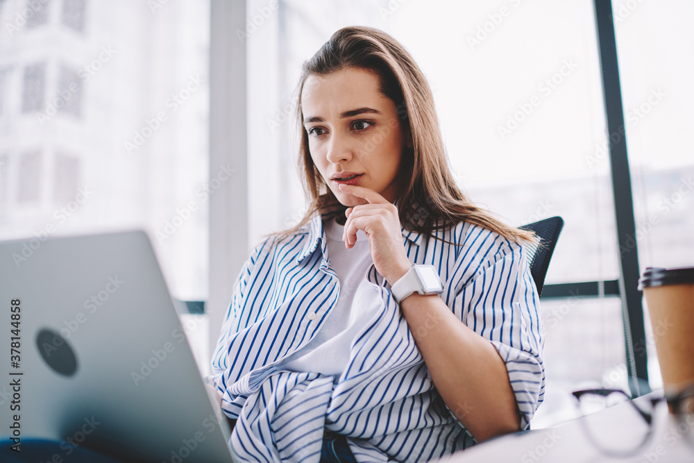 Aufkleber caucasian female it professional interested on received freelance task with program code, smart casu