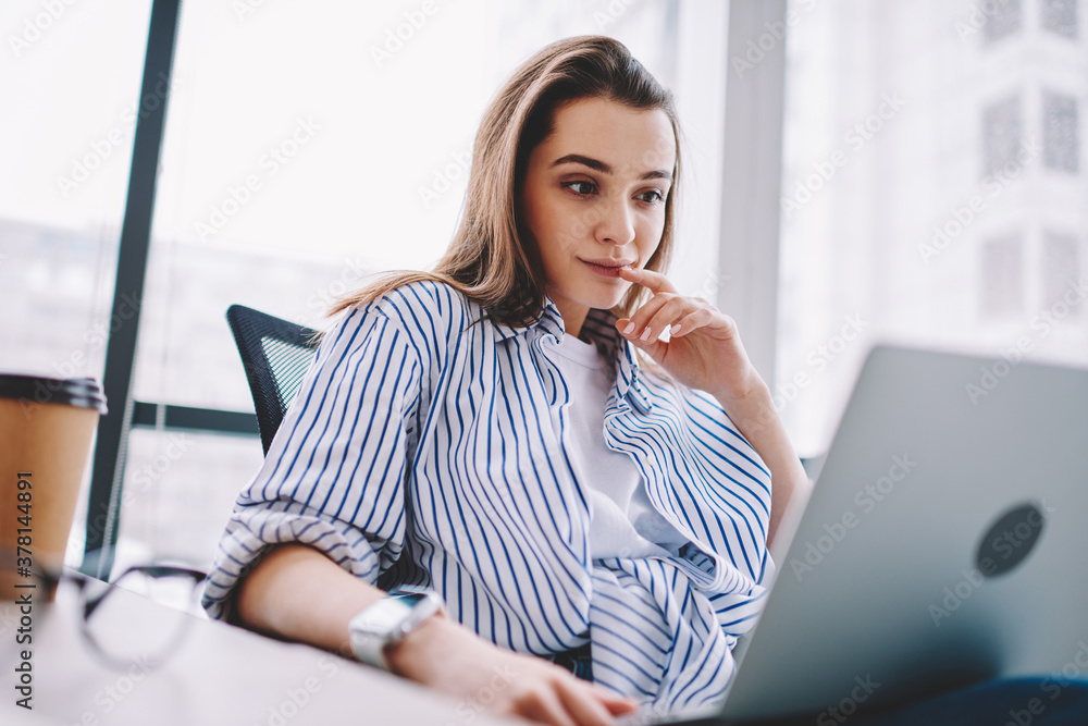 Aufkleber caucasian female it professional interested on received freelance task with program code, smart casu