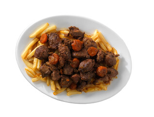 Guiso Carne en salsa con patatas fritas, en plato blanco fondo blanco