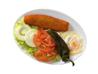 Plato combinado flamenquin tomate lechuga cebolla pimiento frito y huevo frito en plato blanco con fondo blanco