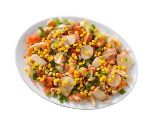 salpicón de mariscos, en plato blanco fondo blanco