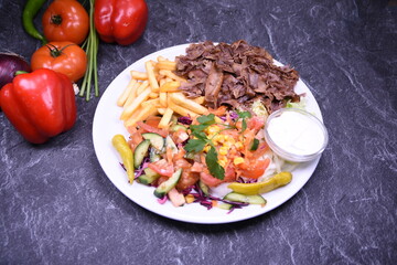 Döner Teller, Tabakta Döner, mit Pommes und Salat