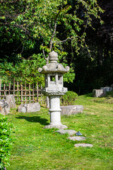 Obraz premium Photo of a fountain in Japanese style surrounded by nature in Holland Park, London, during a sunny day