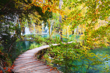 Beroemde meren van Plitvice met prachtige herfstkleuren en prachtig uitzicht op de watervallen, nationaal park Plitvice