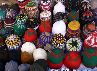Mützen auf einem Markt in Marokko