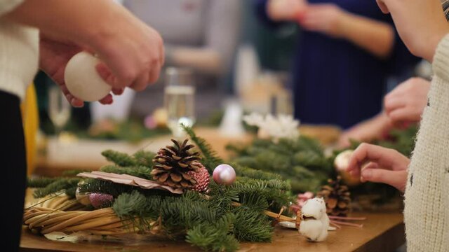 Workshop on making a Christmas wreath from conifers