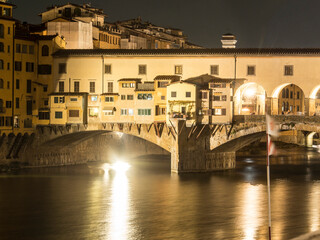 Italia, Toscana, Firenze. Il Ponte Vecchio di notte.