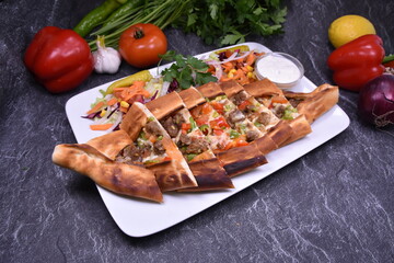 Etli pide, Pide mit fleisch