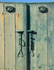 Vieux portail à la peinture veillie