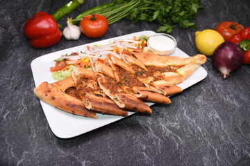 Kiymali Pide, Kıymalı Pide, Hackfleisch Pide