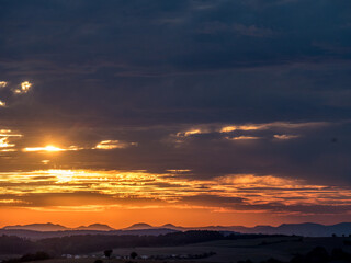 Sonnenuntergang hinter Hügelkette