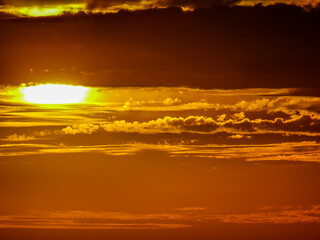 Fototapeta premium Sonnenuntergang hinter Hügelkette
