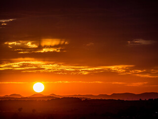 Sonnenuntergang hinter Hügelkette