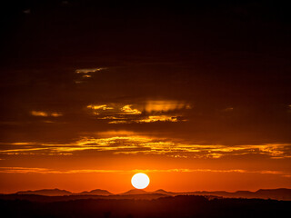 Sonnenuntergang hinter Hügelkette