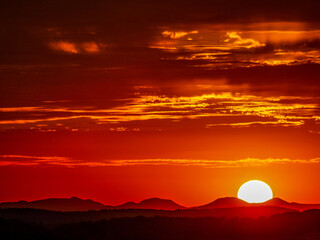 Fototapeta premium Sonnenuntergang hinter Hügelkette