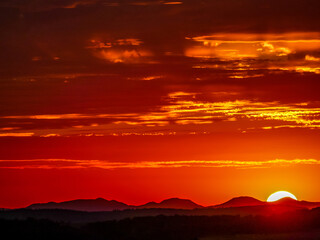 Sonnenuntergang hinter Hügelkette