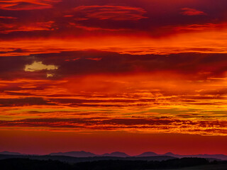 Sonnenuntergang hinter Hügelkette