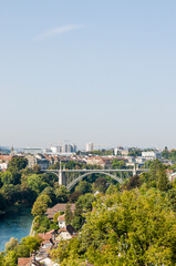 Fototapeta na wymiar Bern, Aare, Kornhausbrücke, Fluss, Altstadt, Stadt, Altstadthäuser, Aussichtspunkt, Nydegg, Rosengarten, Sommer, Schweiz