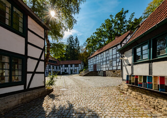 Fachwerk Sauerland Iserlohn Platz Ensemble Deutschland Sommer Idyll Nostalgie Romantik Vintage Bauwerk Häuser Fassaden Kopfsteinpflaster Ensemble schwarz weiß Dachziegeln Kulisse Tourismus 