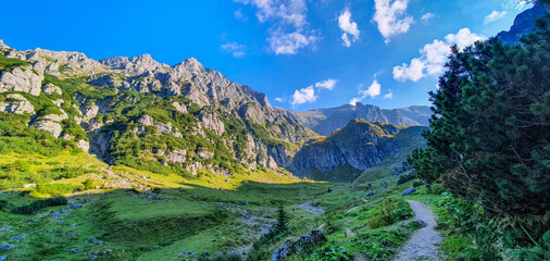 Bergpfad in den Bucegi Bergen in den rumänischen Karpaten