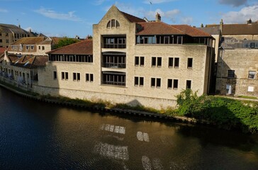 Obraz premium old houses on a bridge over water in bath united kingdom