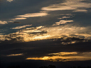 Wolkenhimmel bei Sonnenuntergang