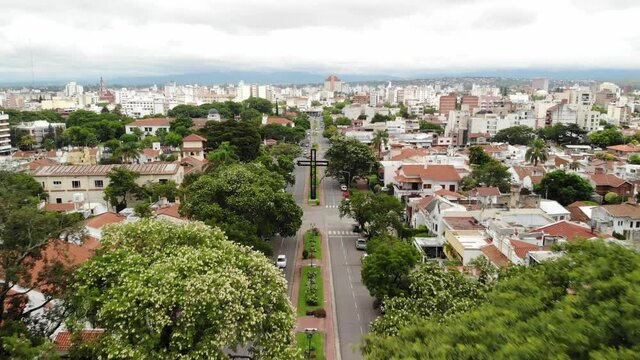 Vista a&eacute;rea sobre Paseo G&uuml;emes en Salta Capital, Argentina. El drone volando al frente con un cielo nublado como fondo
