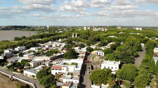 Espectacular vista aérea panorámica de la histórica ciudad de Colonia del Sacramento, patrimonio de la unidad, en Uruguay.