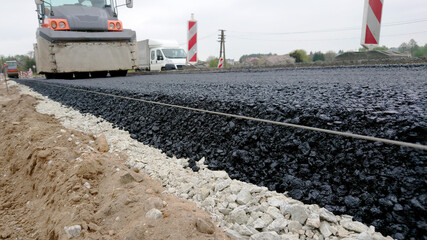 Układanie nawierzchni bitumicznej (asfaltowej). © WalDec